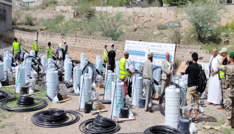 منظمة العون للاستجابة والتنمية تدشن توزيع مستلزمات زراعية وشبكات ري بالتنقيط في عدد من مديريات محافظة تعز