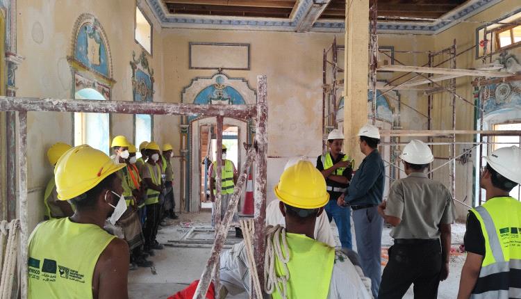 وكيل حضرموت للشؤون الفنية يتفقد سير العمل في مشروع ترميم وتأهيل قصر السلطان القعيطي بالمكلا