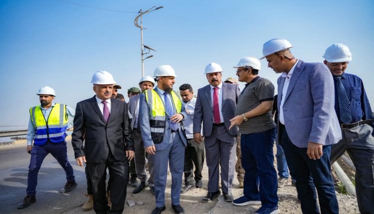 محافظ العاصمة عدن ووزير الأشغال يدشنان مشروع صيانة وترميم جسر البريقة القديم ويطلعان على سير العمل في كورنيش كود النمر