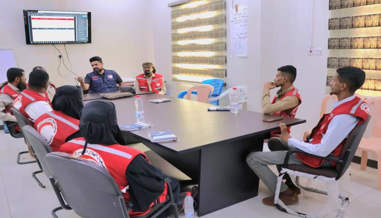 مسؤول إدارة المتطوعين بالمركز الرئيسي للهلال الأحمر اليمني يلتقي بفريق مشروع تعزيز مشاركة الشباب في أبين