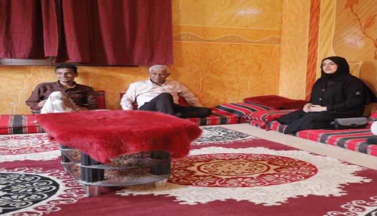 وكيلة حضرموت لشؤون المرأة تزور أسرة الفنان الراحل علي سعيد علي وتؤكد أهمية إحياء إرثه الفني