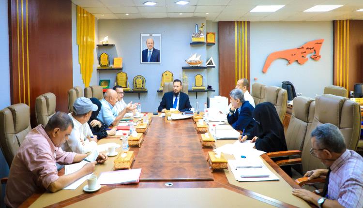 محافظ العاصمة عدن يترأس اجتماعًا لمناقشة أوضاع المياه والصحي ويقر عددا من الإجراءات لتعزيز منظومة العمل