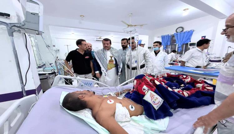 وكيل محافظة مأرب يزور جرحى القوات المسلحة جراء الاعتداء الحوثي ويوجه بتقديم الرعاية الطبية الكاملة لهم