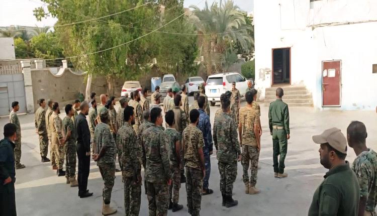 التوجيه المعنوي وإدارة شؤون الأفراد تنفذان نزولاً ميدانياً تقييمياً وتوعوياً إلى شرطة خور مكسر