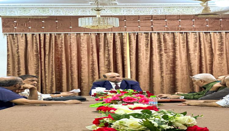 عميد كلية العلوم الاجتماعية والإنسانية يترأس اجتماعًا مشتركًا للجنة المناهج ووحدة الجودة ولجنة إعداد الخطة الاستراتيجية للكلية