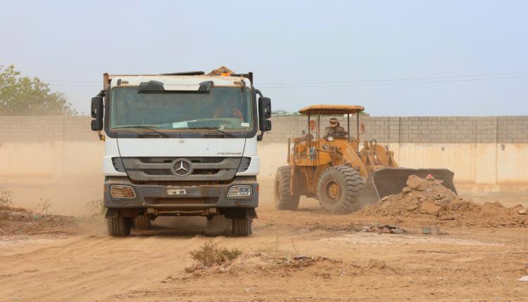 بتوجيهات المحافظ الرباش.. صندوق النظافة وتحسين المدينة يدشن حملة واسعة لتنظيف وتأهيل إدارة أمن محافظة أبين