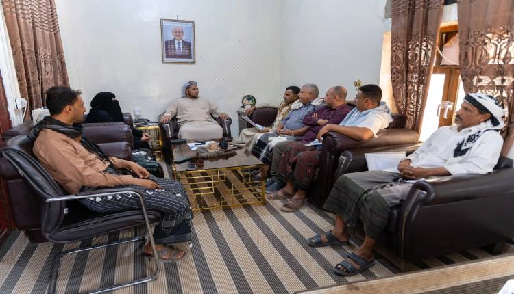 محافظ سقطرى يناقش مع اللجنة التحضيرية نتائج نزولاتها الميدانية إلى مراكز المحافظة
