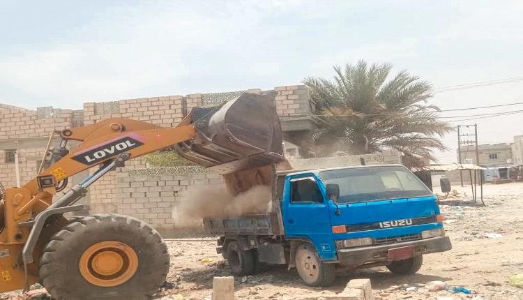 مكتب الأشغال العامة بالشحر يعيد إفتتاح شارع مغلق