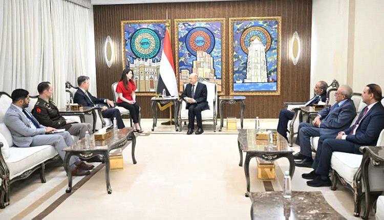 رئيس مجلس القيادة: استهداف ميناء المخا يكشف حرب المليشيات الممنهجة على مقدرات الشعب اليمني وشرايين حياته