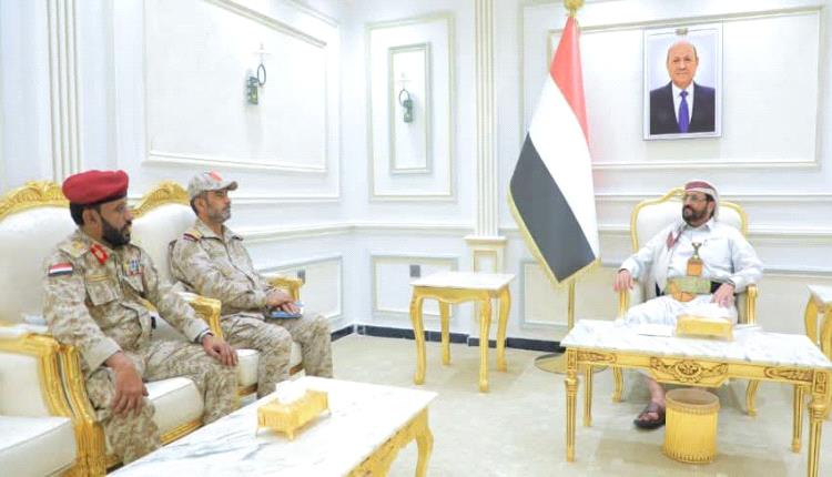 العرادة يلتقي قائد محور الغيضة ويشدد على مكافحة أنشطة التهريب التي تديرها مليشيات الحوثي الإرهابية