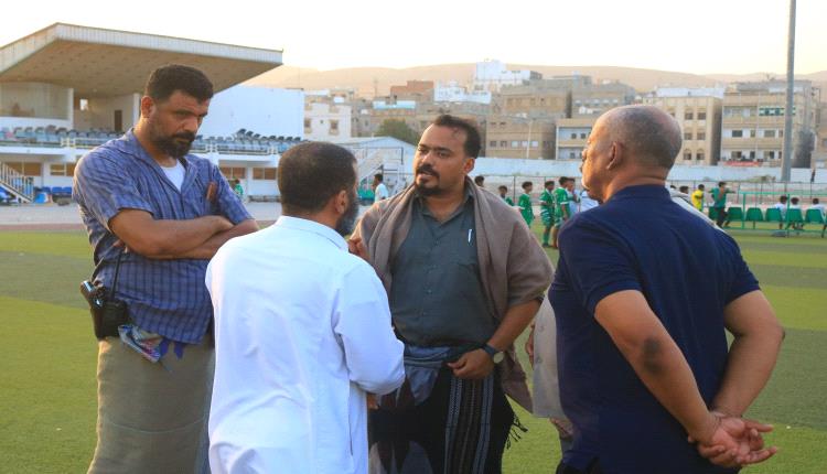 مدير عام مكتب الشباب والرياضة بساحل حضرموت يتفقد الأعمال الجارية بمشروع تطوير وإعادة تأهيل ملعب الفقيد بارادم بالمكلا