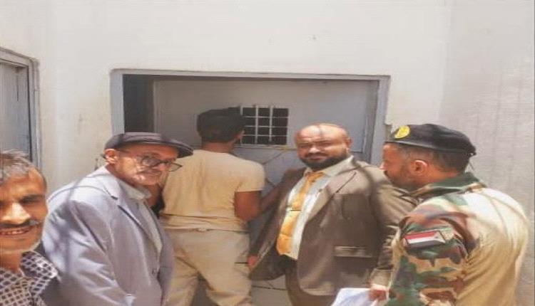 رئيس النيابة الجزائية بعدن يتفقد أوضاع السجناء في المنصورة والبحث الجنائي