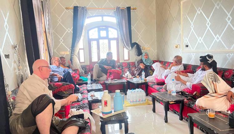 ألفت الدبعي تعقد اجتماعًا لمناقشة القضايا الأمنية والعامة في "ديوان للقات"