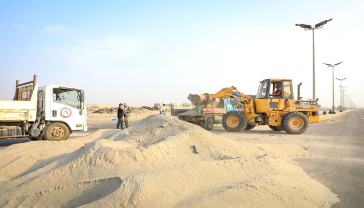 بتوجيهات المحافظ عبدالرحمن شيخ.. تدشين مبادرة لإزالة الأتربة والرمال من طريق ساحل أبين ورفع الشاحنات المتوقفة بخط كالتكس - البريقة