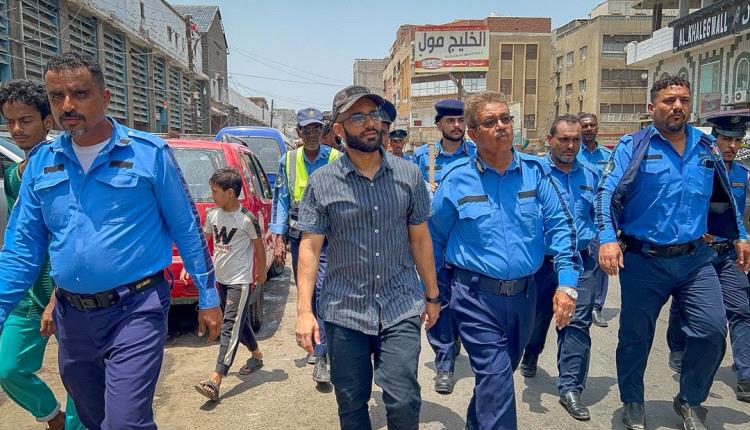 مدير صيرة ونائب شرطة السير بعدن يطلعان على أعمال رفع المعوقات من شوارع المديرية