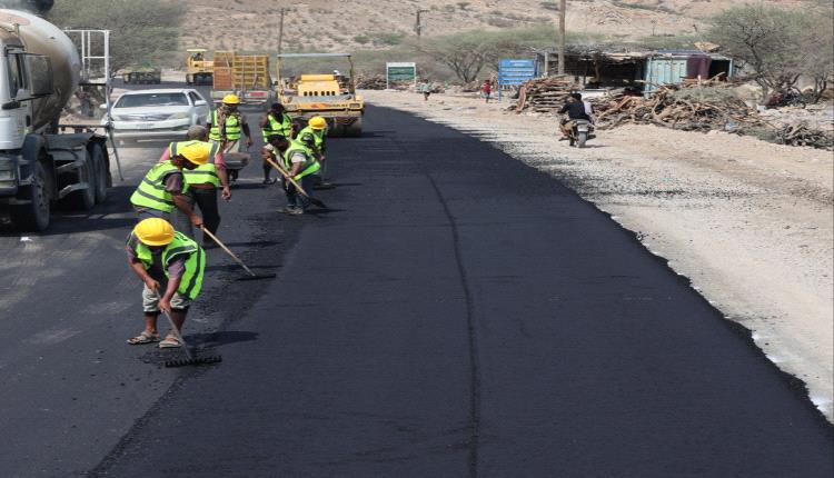 لليوم الثاني على التوالي.. استمرار أعمال سفلتة طريق حبيل جبر – جسر وادي بناء