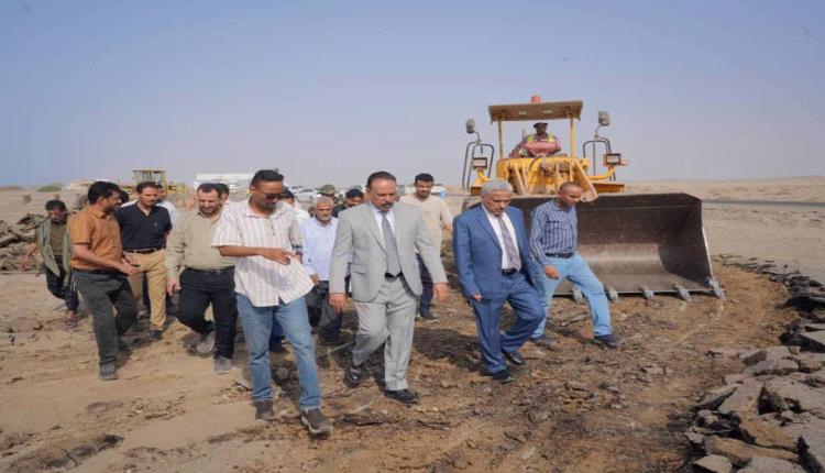 وزير الأشغال يدشن مشروع إعادة إنشاء جسر وادي بناء ومشروع صيانة طريق دوفس في أبين