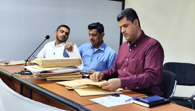 وكيل حضرموت للشؤون الفنية يترأس جلسة فتح مظاريف مشروع لتزويد 12 مرفقاً حكومياً بالطاقة الشمسية وإنارة الشوارع المحيطة بها