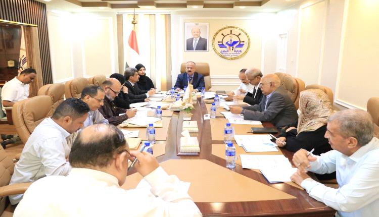 وزير النقل يناقش مع فريق الأمانة العامة لمجلس الوزراء مستوى تنفيذ خطط الوزارة ومشاريعها