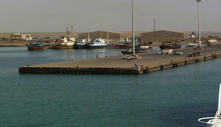 عاجل.. الحوثيون يستهدفون ميناء المخا بصاروخين