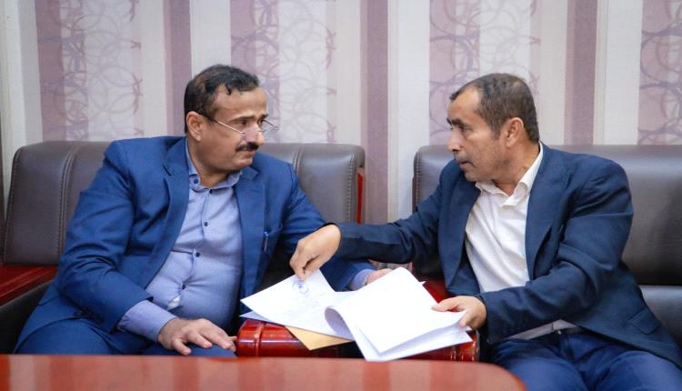 المحافظ بن الوزير يطلع على تقرير هيئة حماية البيئة بشأن حادث تصادم ناقلات المواد النفطية