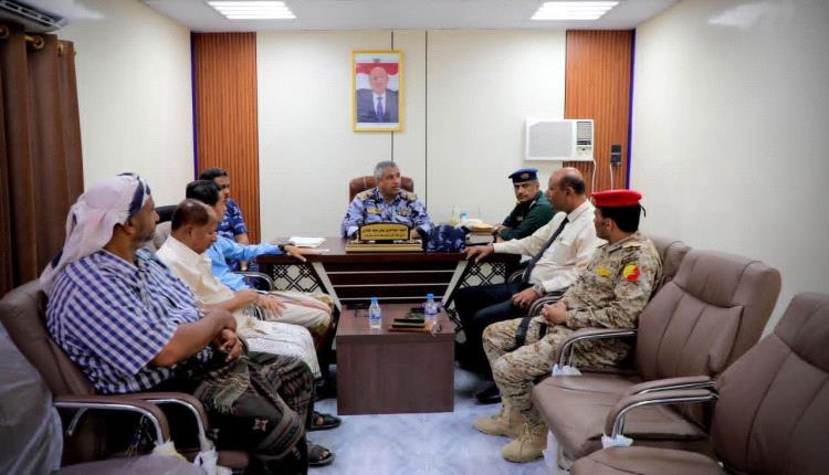 العميد الجابري يترأس اجتماعًا أمنيًا ومجتمعيًا لمناقشة أوضاع أسواق القات بالمكلا والحد من مظاهر العشوائية والاختناقات المرورية
