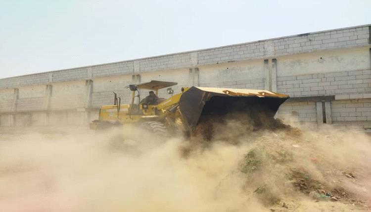 اليوم الثاني على التوالي.. باقس والصاصي يقودان ميدانياً معركة تنظيف ملعب الشهداء بأبين ويضعان عودة الملعب إلى الواجهة