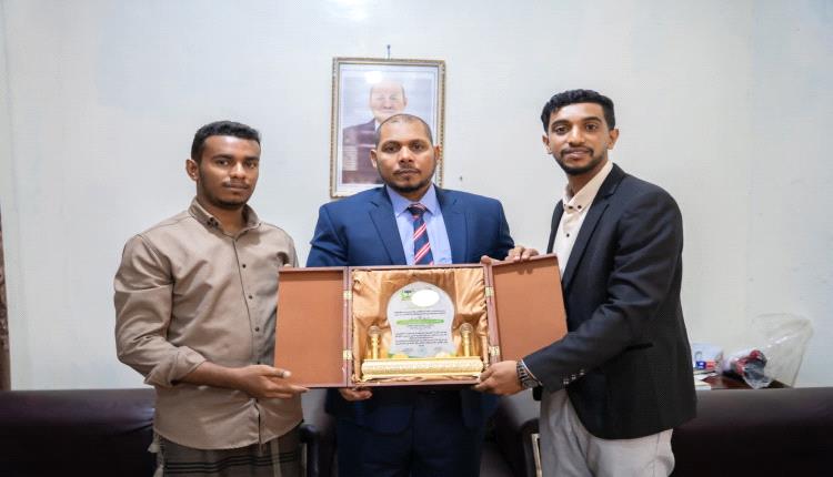 منتدى طلاب سقطرى الجامعي بحضرموت يكرّم المحافظ الثقلي تقديراً لجهوده