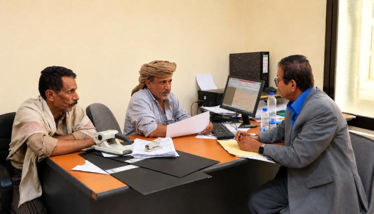 بتوجيهات المحافظ بن الوزير.. فرق الخدمة المدنية تواصل الرقابة الميدانية على الانضباط والأداء في الوحدات الإدارية