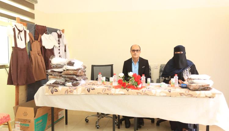 مدير عام دارسعد يدشن توزيع 90 بدله من الزي المدرسي على الأيتام من طلاب وطالبات المدارس الحكومية في المديرية