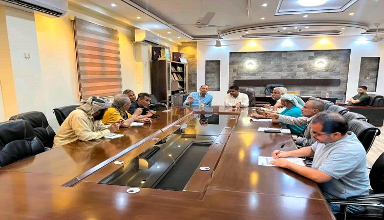 مدير المياه ومدير عام الشيخ عثمان يناقشان مشاكل إيصال المياه في الممدارة