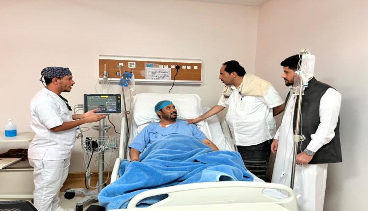 وزير الشباب والرياضة يطمئن على صحة الوكيل المساعد سعد العمري عقب إجرائه عملية جراحية