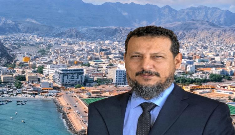 بالفيديو.. صحافي يضع قضية خطيرة تهدد حياة المواطنين في عدن على طاولة المحافظ شيخ