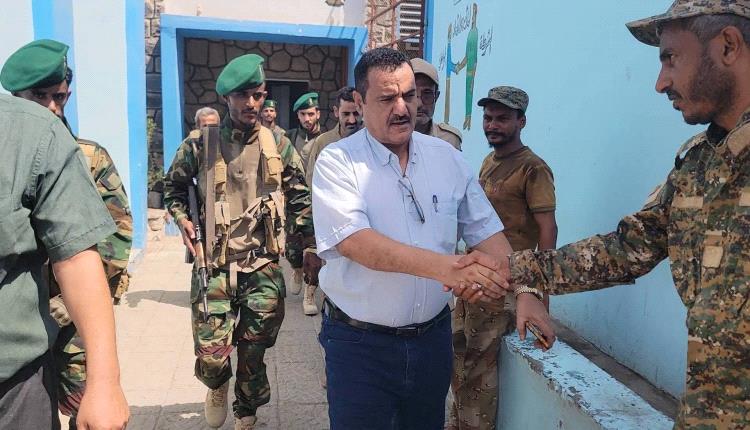 الداؤودي يشدد على رفع الجاهزية والانضباط الأمني في شرطة البريقة والشعب