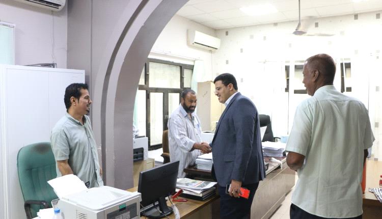 مدير عام شركة النفط بساحل حضرموت ينفذ زيارة تفقدية مفاجئة لمكاتب فرع إدارة الشركة