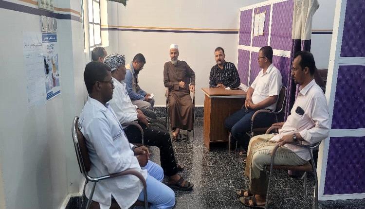 رئيس مؤسسة وادي دوعن للتنمية يزور مدير صحة دوعن ويتفقد وحدة أمل للعلاج الكيماوي