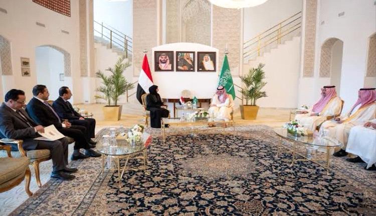 وزير الخارجية السعودي يلتقي وزيرة خارجية اليمن