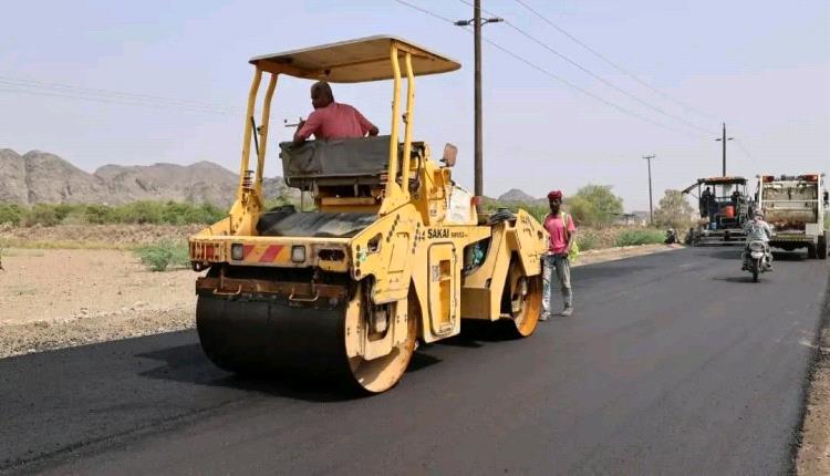 استمرار أعمال سفلتة طريق جعار - باتيس في أبين لتسريع إنجاز المشروع