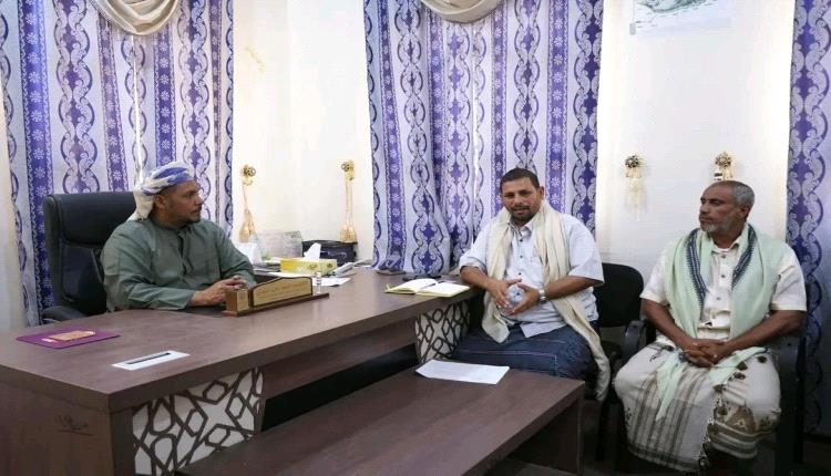 المحافظ الثقلي يتفقد سير العمل بفرع هيئة المصائد السمكية بسقطرى