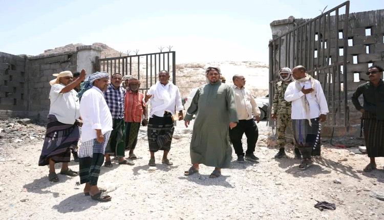 محافظ سقطرى يطلع على احتياجات توسعة مكب النفايات بمدينة حديبو