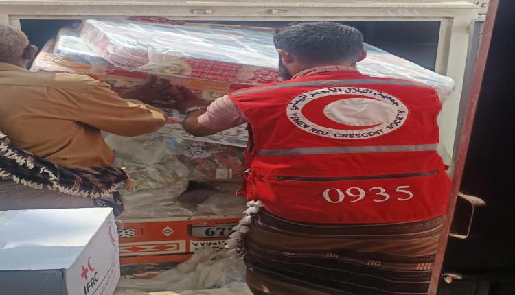 الهلال الأحمر اليمني بأبين يستجيب لنداء الواجب ويوفر مواد إيوائية لأسرة "باجامزة" المتضررة بالكود