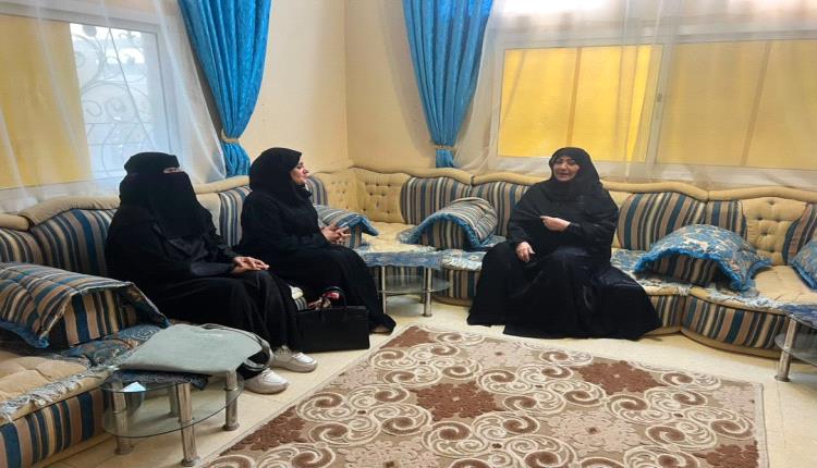 الوكيلة الحضرمي تزور القيادية التربوية والإدارية ليلى الشعيبي وتشيد بجهودها في خدمة التعليم الفني والمهني