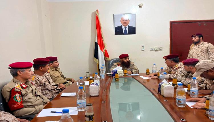 قائد المنطقة العسكرية الرابعة يجتمع بقيادة محور تعز ويؤكد توحيد الجهود وتعزيز الجاهزية في مختلف الجبهات