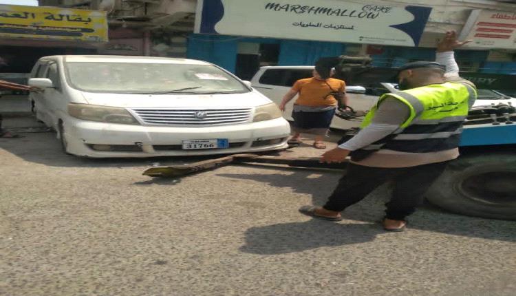 شرطة السير بالعاصمة عدن تدشن حملة رفع السيارات المتهالكة والعوائق من شوارع المعلا