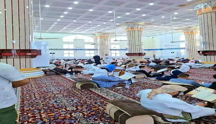 العاصمة عدن تحتفي بأهل القرآن.. 440 حافظًا وحافظة يسردون كتاب الله كاملًا في جلسة واحدة