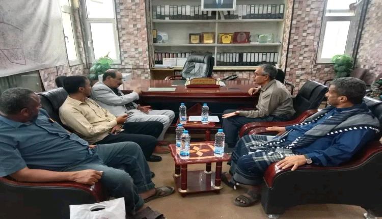 الوكيل الدغاري يشيد بمستوى الانضباط والأداء في السلطة المحلية بمديرية عتق