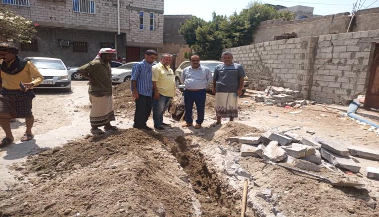 مدير عام خورمكسر يتابع استبدال خط الصرف الصحي في حي القاعدة الإدارية