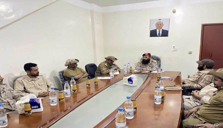 قائد المنطقة العسكرية الرابعة يوجّه بإعادة تموضع القوات ورفع الجاهزية في محور العند