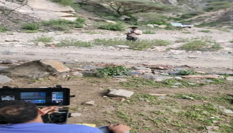 فريق هندسي يحدد مواقع حفر بئرين ارتوازيين لتعزيز مشروع مياه سرار العام