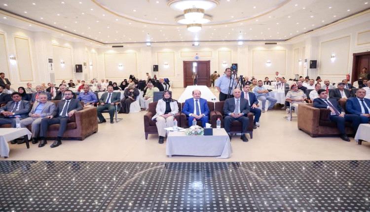 رئيس الوزراء يدشن في عدن إعادة إصدار الجريدة الرسمية بعد أكثر من 11 عاما على توقفها